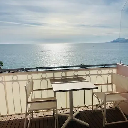 Face Proche Palais Appartement Cannes